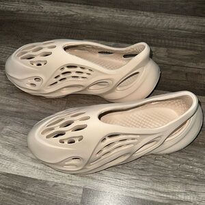 NWT Women’s Foam Runner Cut Out Sneakers